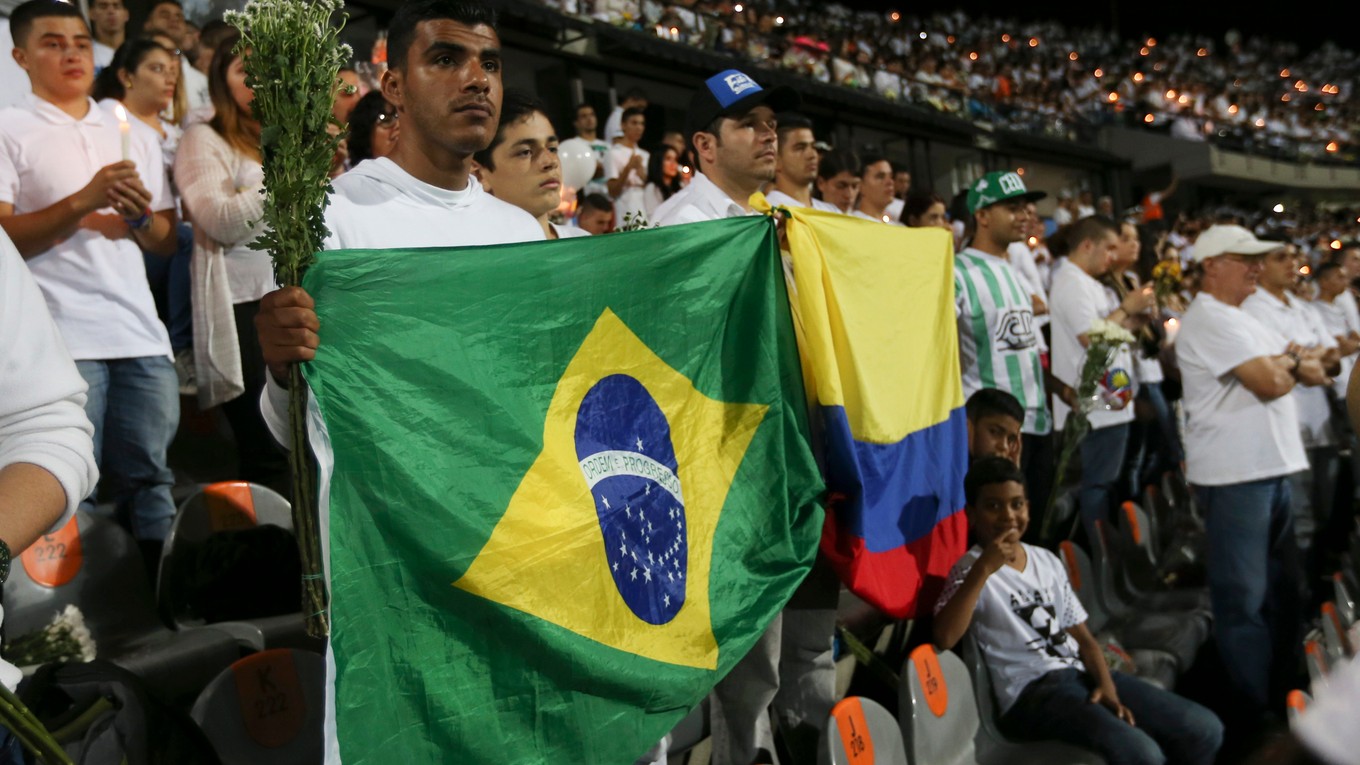 Fanúšikovia smútili za hráčmi Chapecoense.