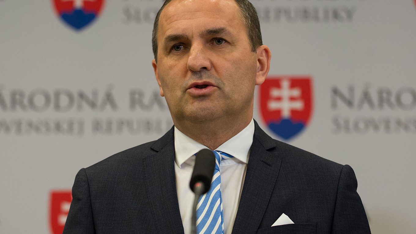 Poslanec NR SR Dušan Tittel (SNS) počas tlačovej konferencie k schválenej novele zákona o šport.