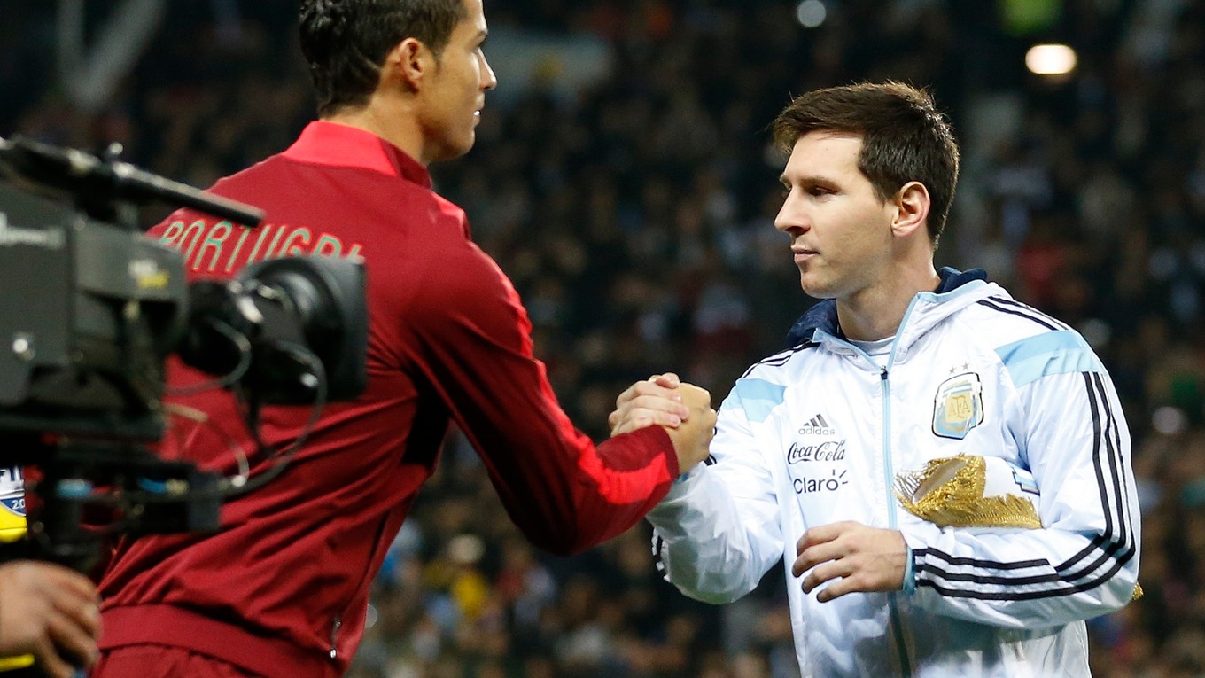 Najväčšími favoritmi sú Ronaldo (vľavo) a Messi.
