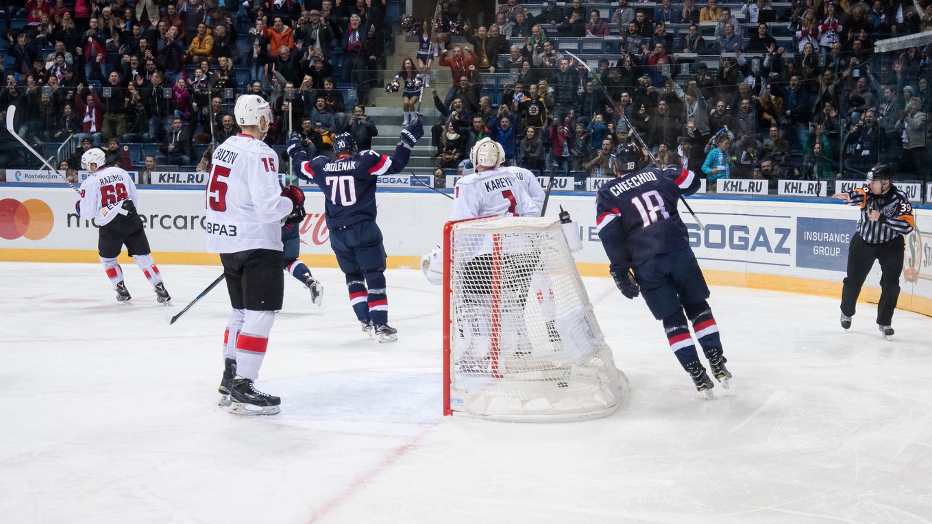 Hokejisti Slovana sa radujú po strelenom góle.