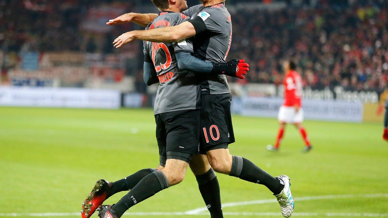 Thomas Muller (vľavo) a Arjen Robben sa radujú po jednom z gólov Bayernu Mníchov.