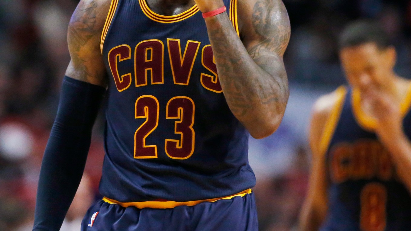 LeBron James počas zápasu s Chicagom. 