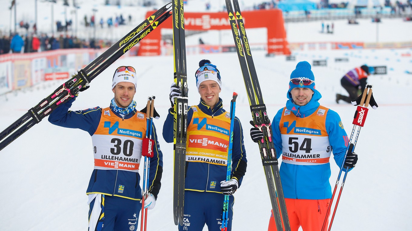 Švédsky bežec na lyžiach Calle Halfvarsson (uprostred) triumfoval v pretekoch SP na 10 km voľne v nórskom Lillehammeri 3. decembra 2016. Druhý skončil Švéd Marcus Hellner (vľavo) a tretí Rus Sergej Usťugov.