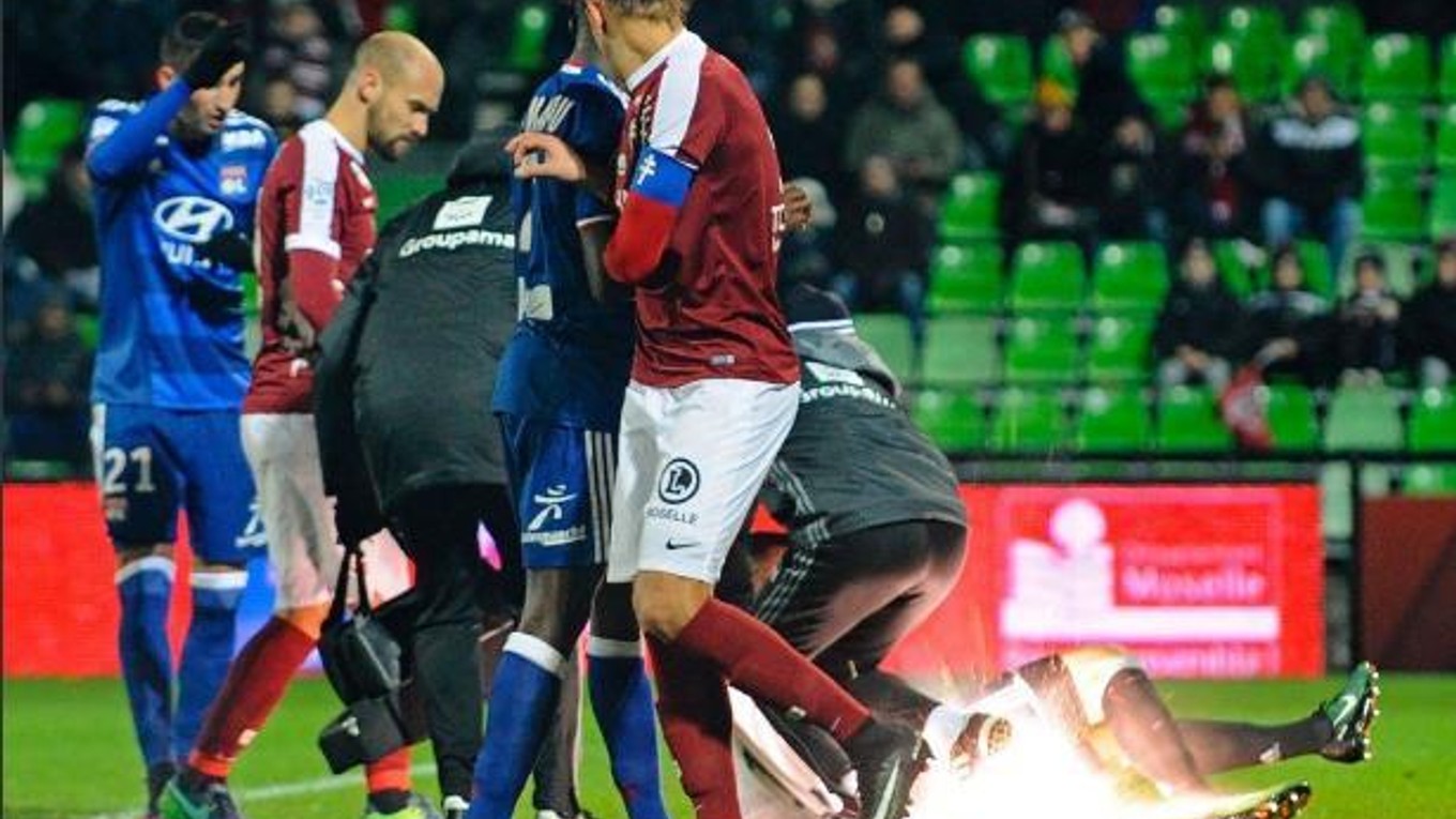 Moment, pre ktorý prerušili zápas medzi Metz a Lyonom.