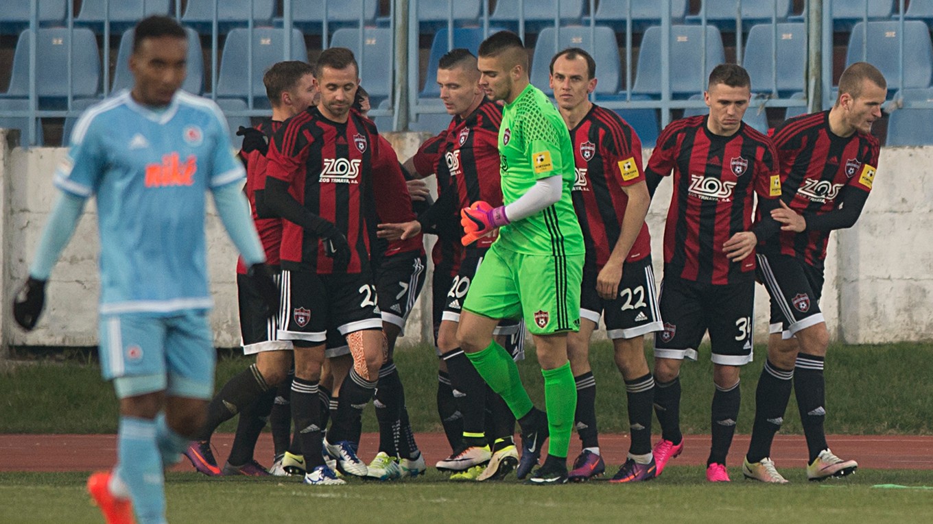 Futbalisti Spartaka Trnava oslavujú úvodný gól zápasu.