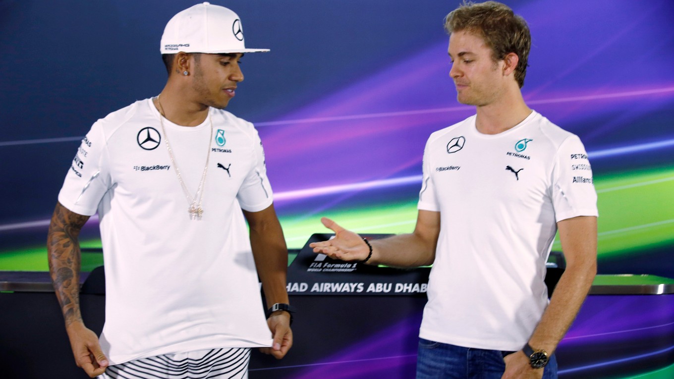 Lewis Hamilton (vľavo) bude mať nového tímového kolegu. Nico Rosberg (vpravo) ukončil kariéru.