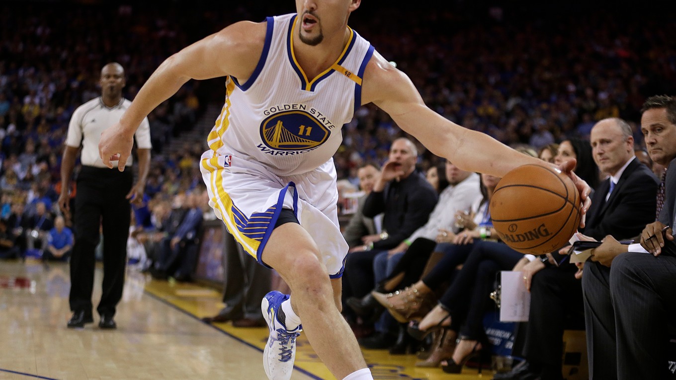 Hráč Goldenu State Warriors Klay Thompson s loptou v basketbalovom zápase zámorskej NBA Golden State Warriors - Indiana Pacers.