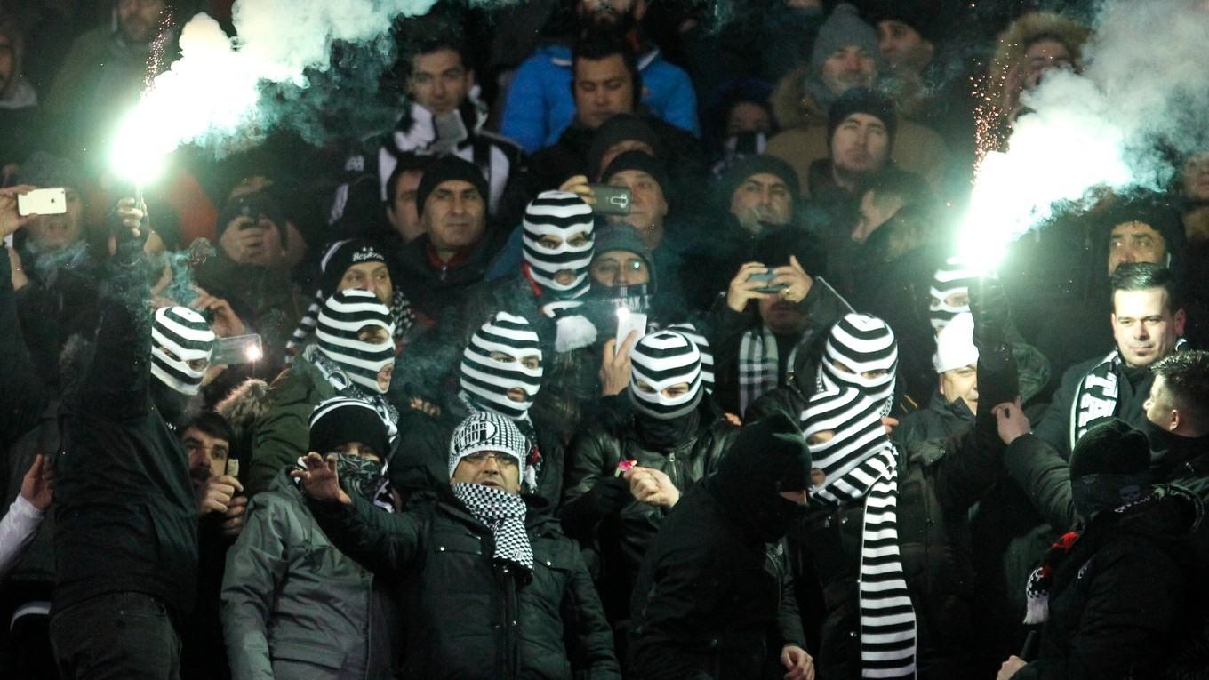 Fanúšikovia Besiktasu povzbudzujú svoj tím počas zápasu na ihrisku Dynama Kyjev.