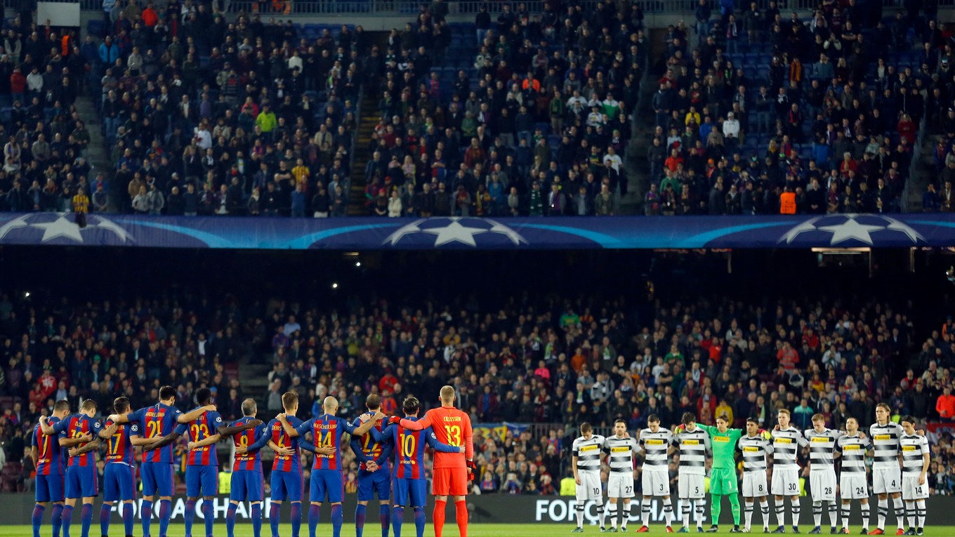 Futbalisti FC Barcelona si rovnako ako ich súper Borussia Mönchengladbach uctili pamiatku obetí minútou ticha pred zápasom Ligy majstrov.