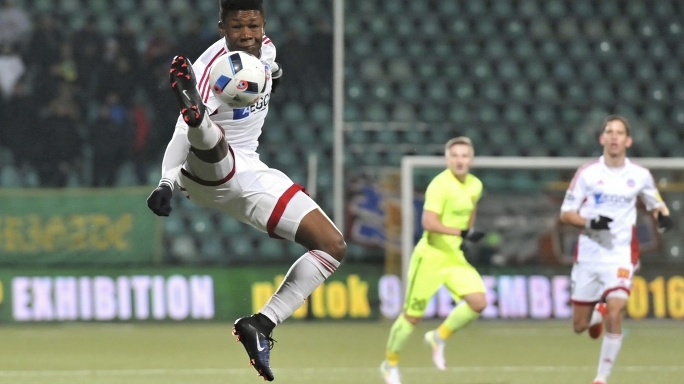 Futbalisti AS Trenčín naposledy prehrali v lige v Žiline 0:3. Na snímke si loptu spracováva Aliko Bala.
