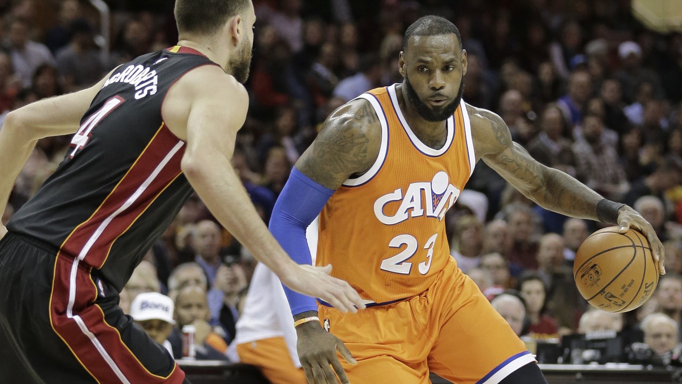 LeBron James (vpravo) sa posúva v historických tabuľkách dopredu.