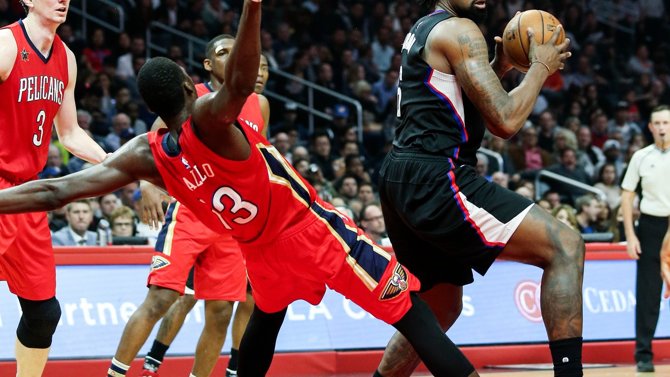 DeAndre Jordan vpravo (Los Angeles Clippers) proti Cheickovi Diallovi vľavo (New Orleans Pelicans ) počas nočného zápasu NBA.