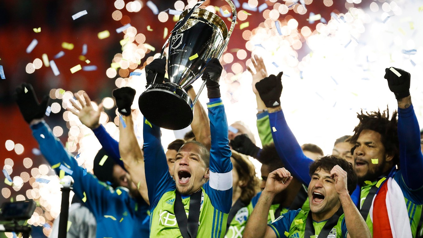 Osvaldo Alonso (Seattle Sounders) sa so spoluhráčmi teší zo zisku titulu proti Torontu.