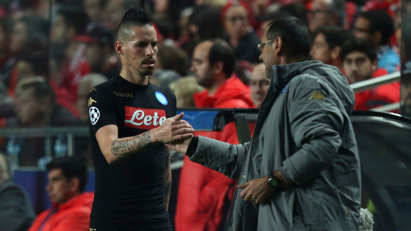 Marek Hamšík si podáva ruku s trénerom Mauriziom Sarrim. V osemfinále Ligy majstrov Neapol dostal súpera veľkého mena.
