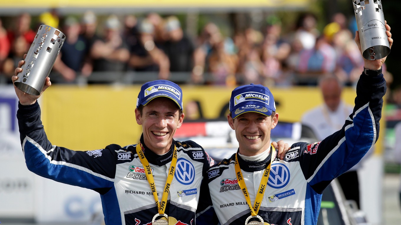 Sébastien Ogier (vpravo) a jeho spolujazdec Julien Ingrassia menia tím.