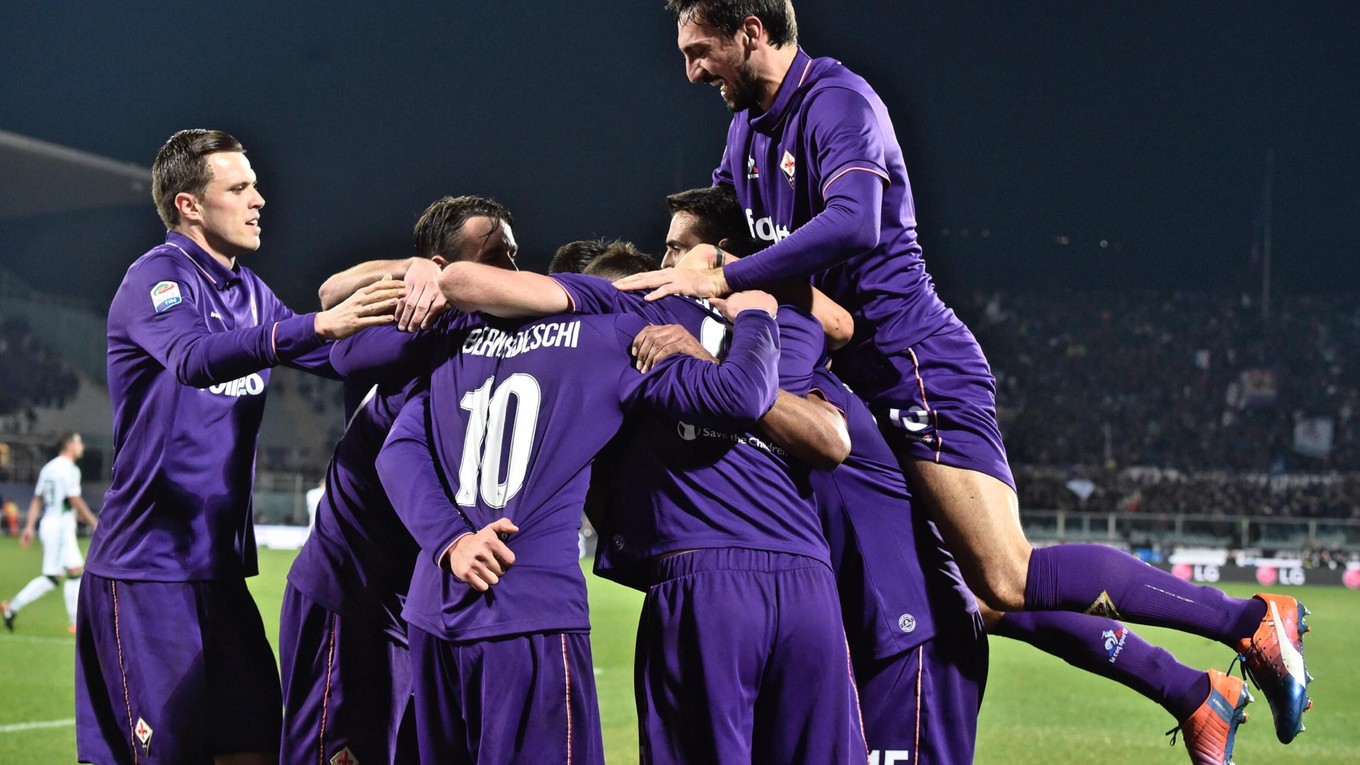 Futbalisti Fiorentiny oslavujú gól do siete Sassuola.