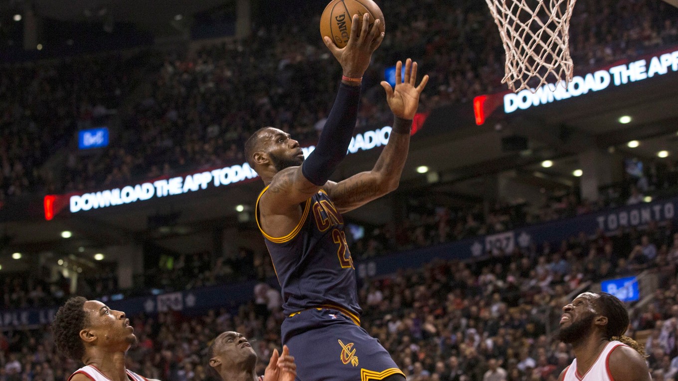 LeBron James (vo výskoku) má za sebou ďalší skvelý týždeň.
