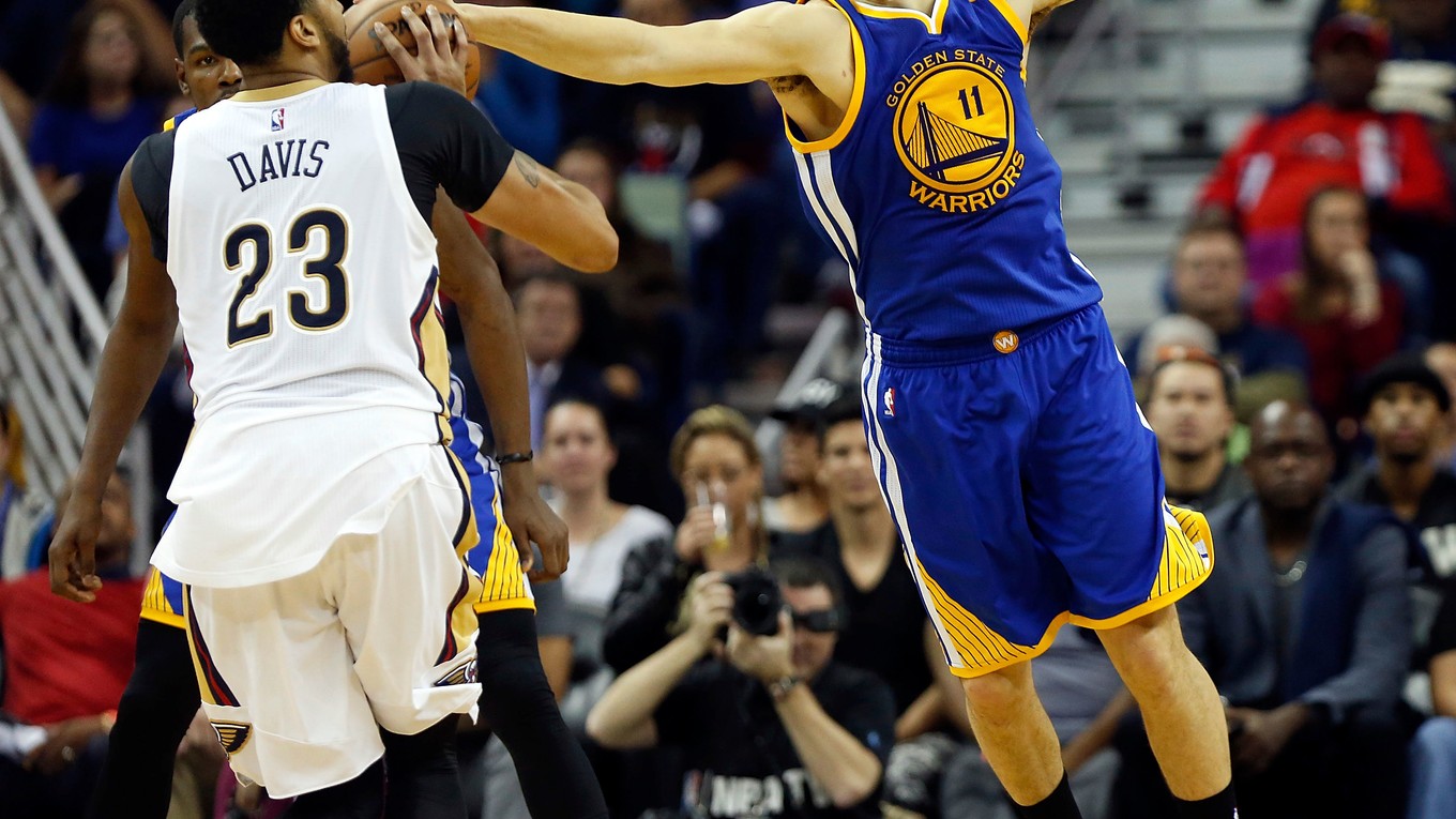 Klay Thompson (vpravo) z Golden State sa pokúša zablokovať pokus Anthonyho Davisa z New Orleans.