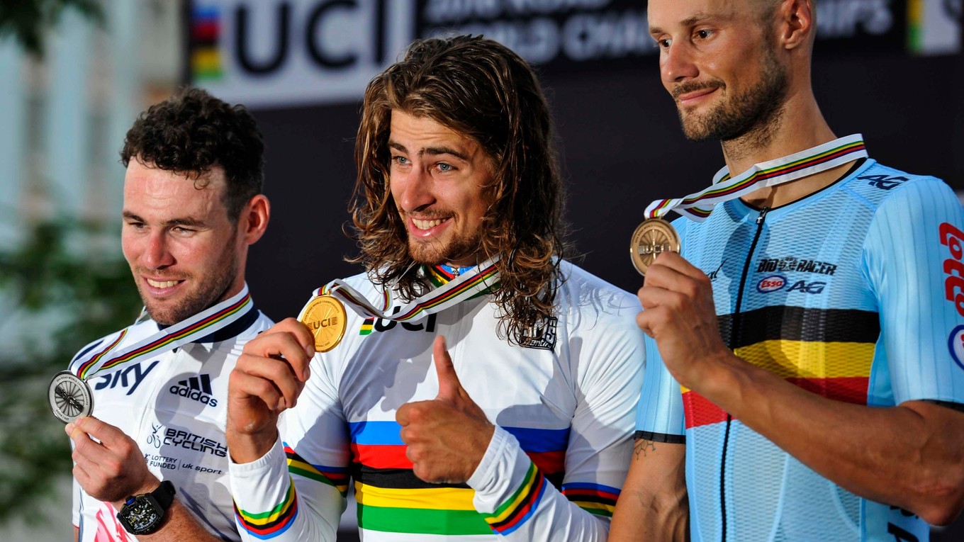 O víťazovi ankety zrejme nie je pochýb. Peter Sagan (v strede) dosiahol počas sezóny veľké množstvo úspechov, vrátane obhajoby titulu majstra sveta v katarskej Dauhe.