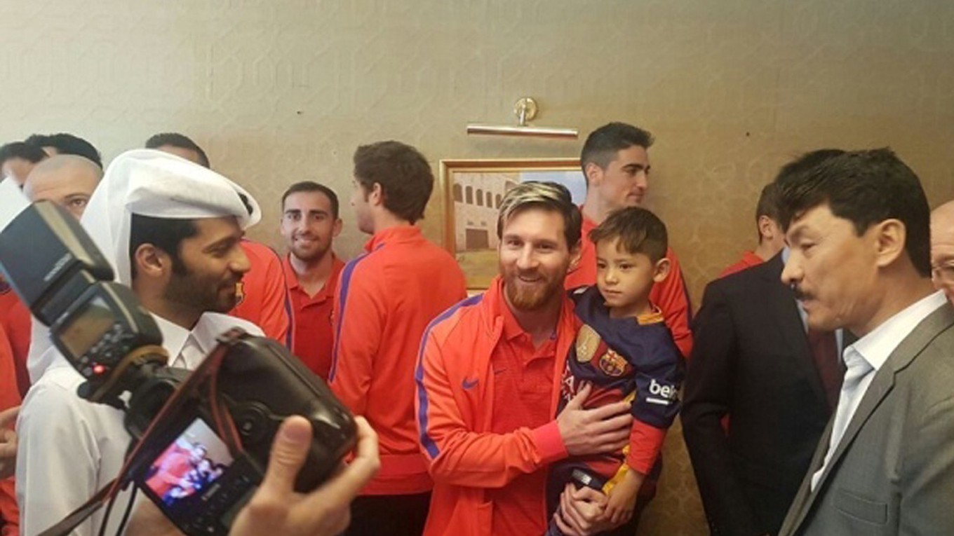 Lionel Messi sa stretol s Murtazom Ahmadim.
