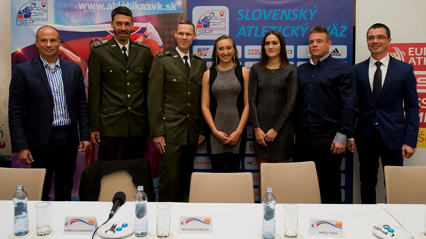 Na snímke zľava šéftréner Slovenského atletického zväzu (SAZ) Martin Pupiš, Matej Spišiak - tréner olympijského šampióna v chôdzi Mateja Tótha, slovenskí reprezentanti v atletike Matej Tóth (chôdza) Gabriela Gajanová (beh na 800 m), Michaela Pešková (beh 400 m cez prekážky), Marcel Lomnocký (kladivo) a prezident SAZ Peter Korčok.