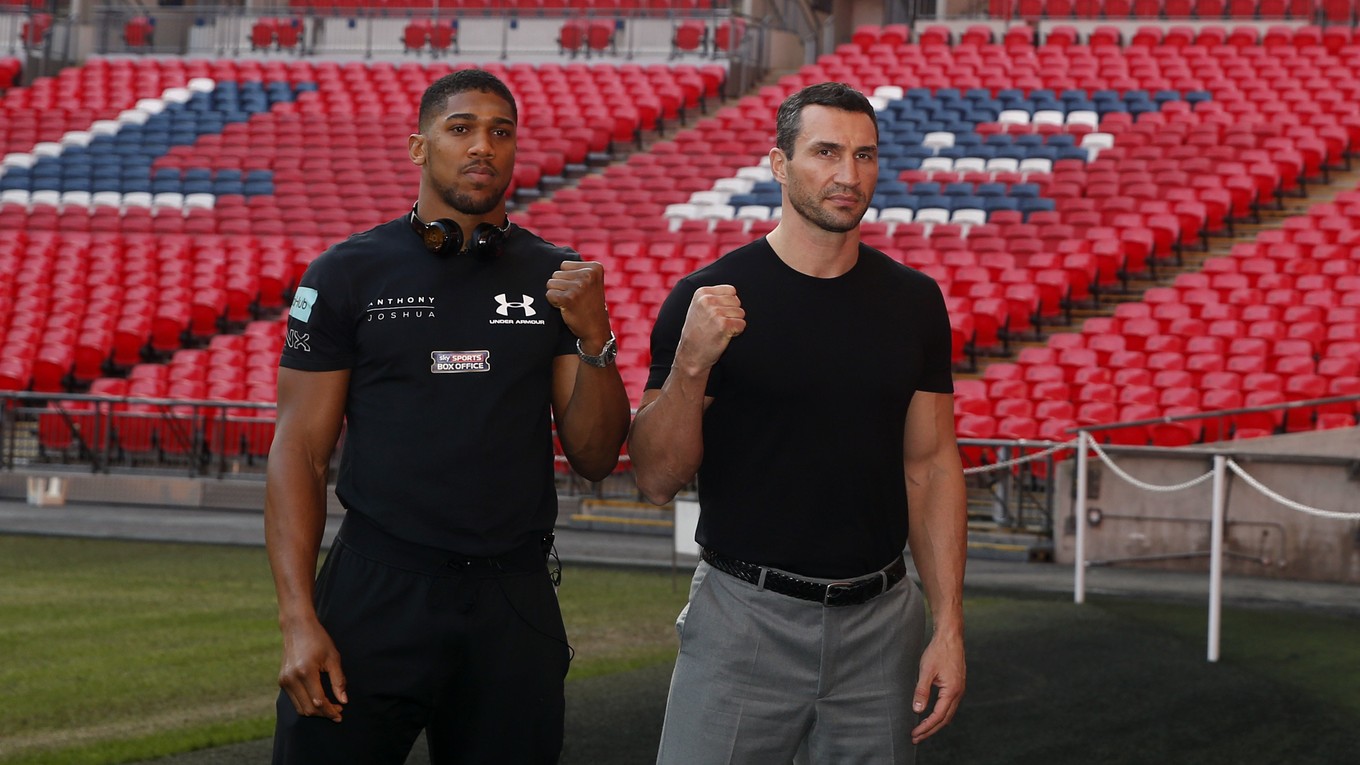 Joshua (vľavo) a Kličko pózujú na Štadióne Wembley.