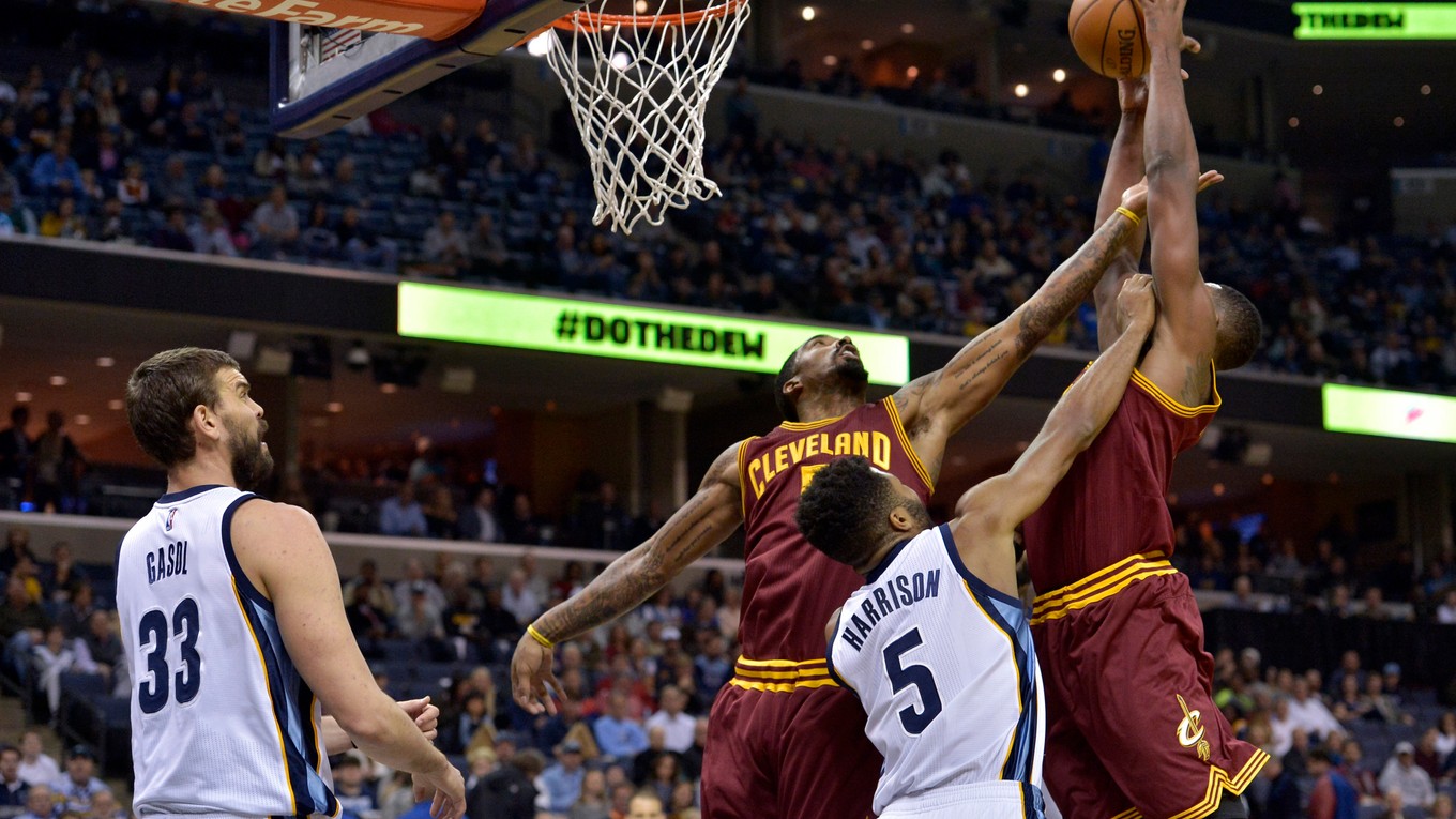 Tristan Thompson z Clevelandu (vpravo) sa pokúša vo výskoku vybojovať loptu.
