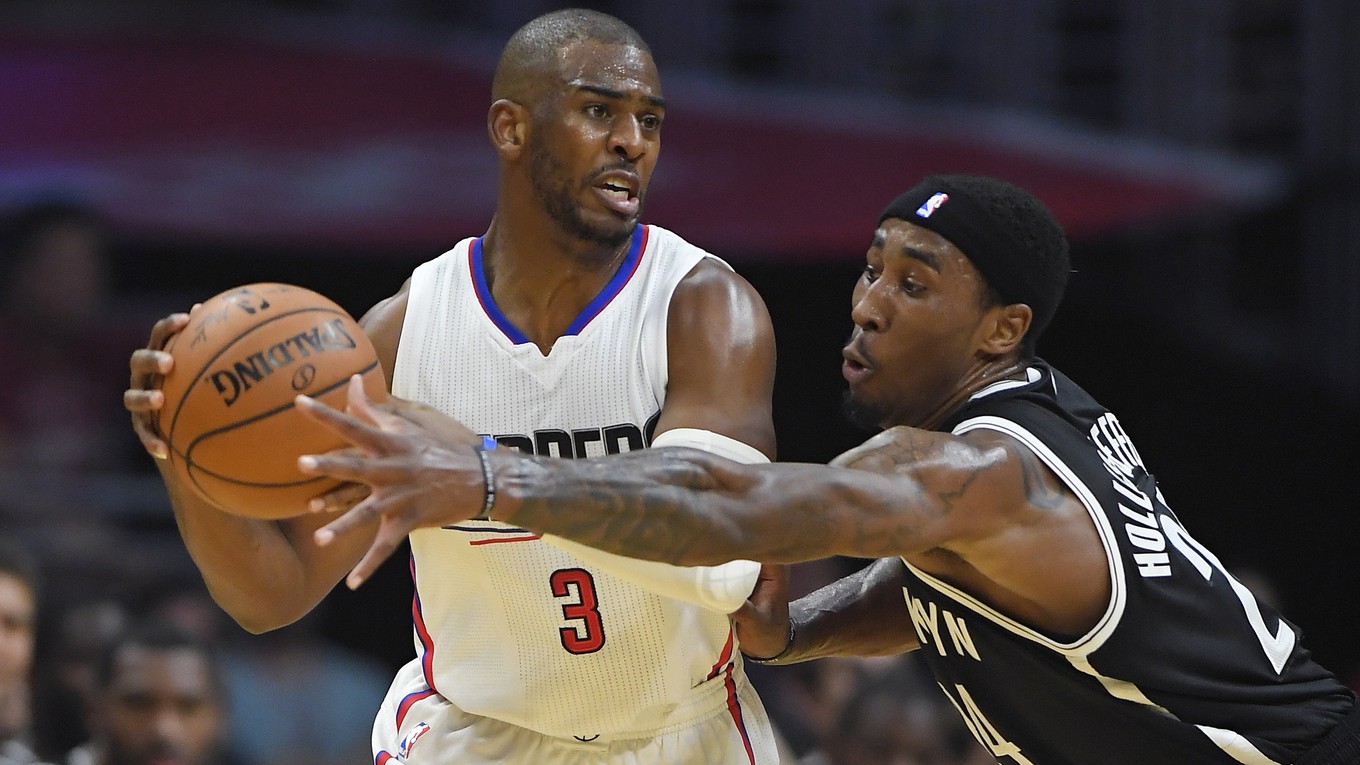 Aj v budúcej sezóne budú najlepší basketbalisti sveta predvádzať svoje umenie. Podiel na tom má aj hráč Los Angeles Clipper Chris Paul (vľavo), ktorý je šéfom hráčskej asociácie.