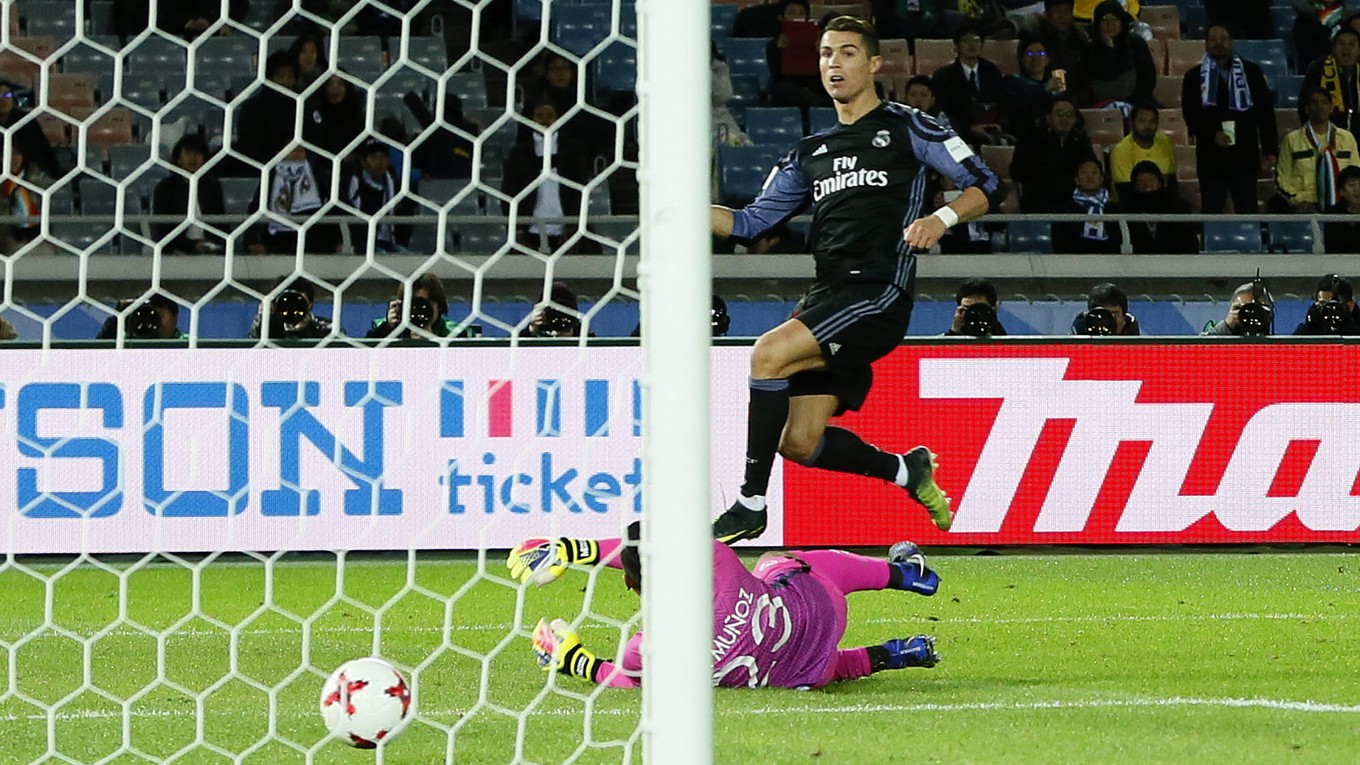 Cristiano Ronaldo strieľa svoj gól do siete Clubu América.