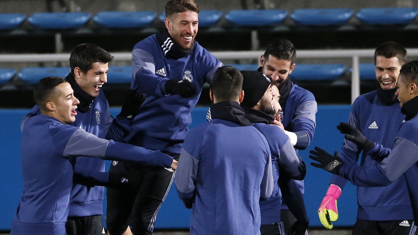Sergio Ramos (tretí zľava) v sobotu trénoval s mužstvom. A mal očividne veľmi dobrú náladu.