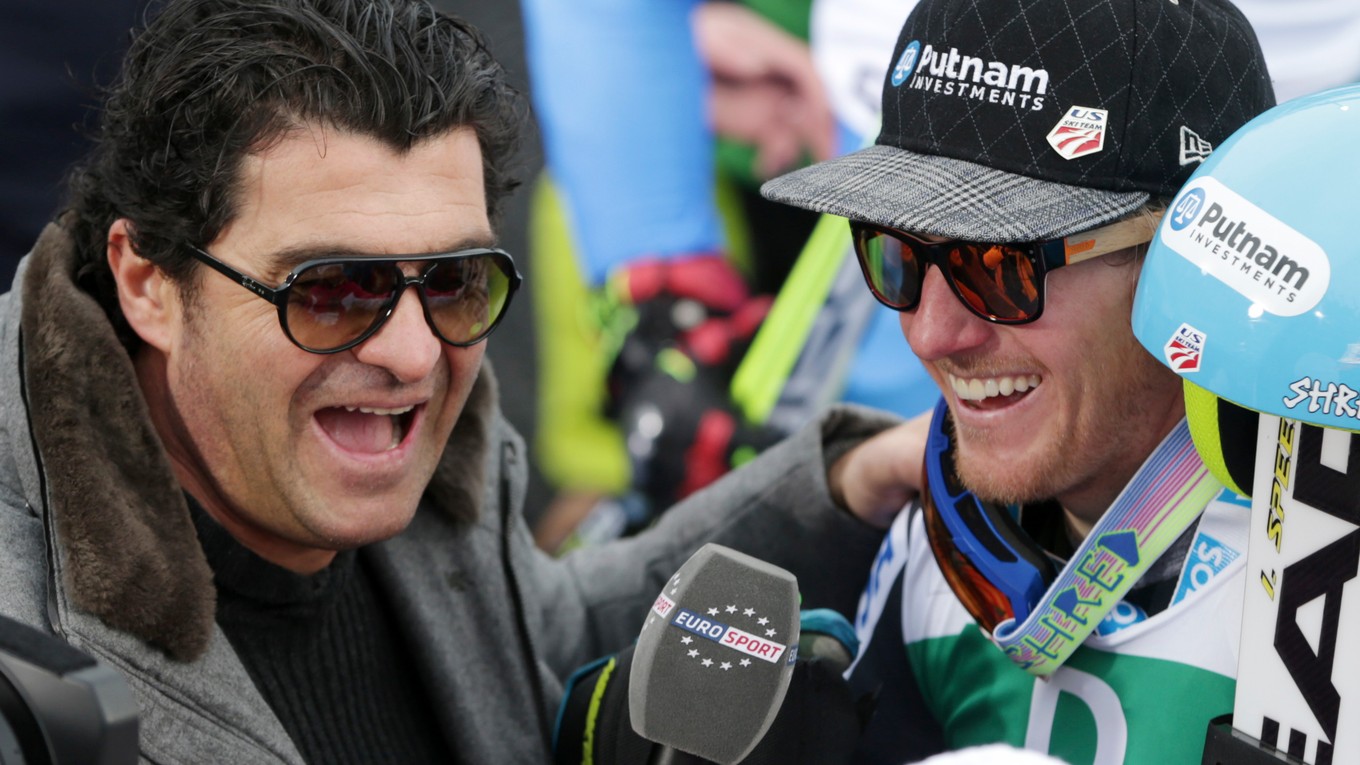 Alberto Tomba (vľavo) robí rozhovor s Američanom Todom Ligetym po tom, ako ten získal zlatú medailu na majstrovstvách sveta v Schladmingu 2013.