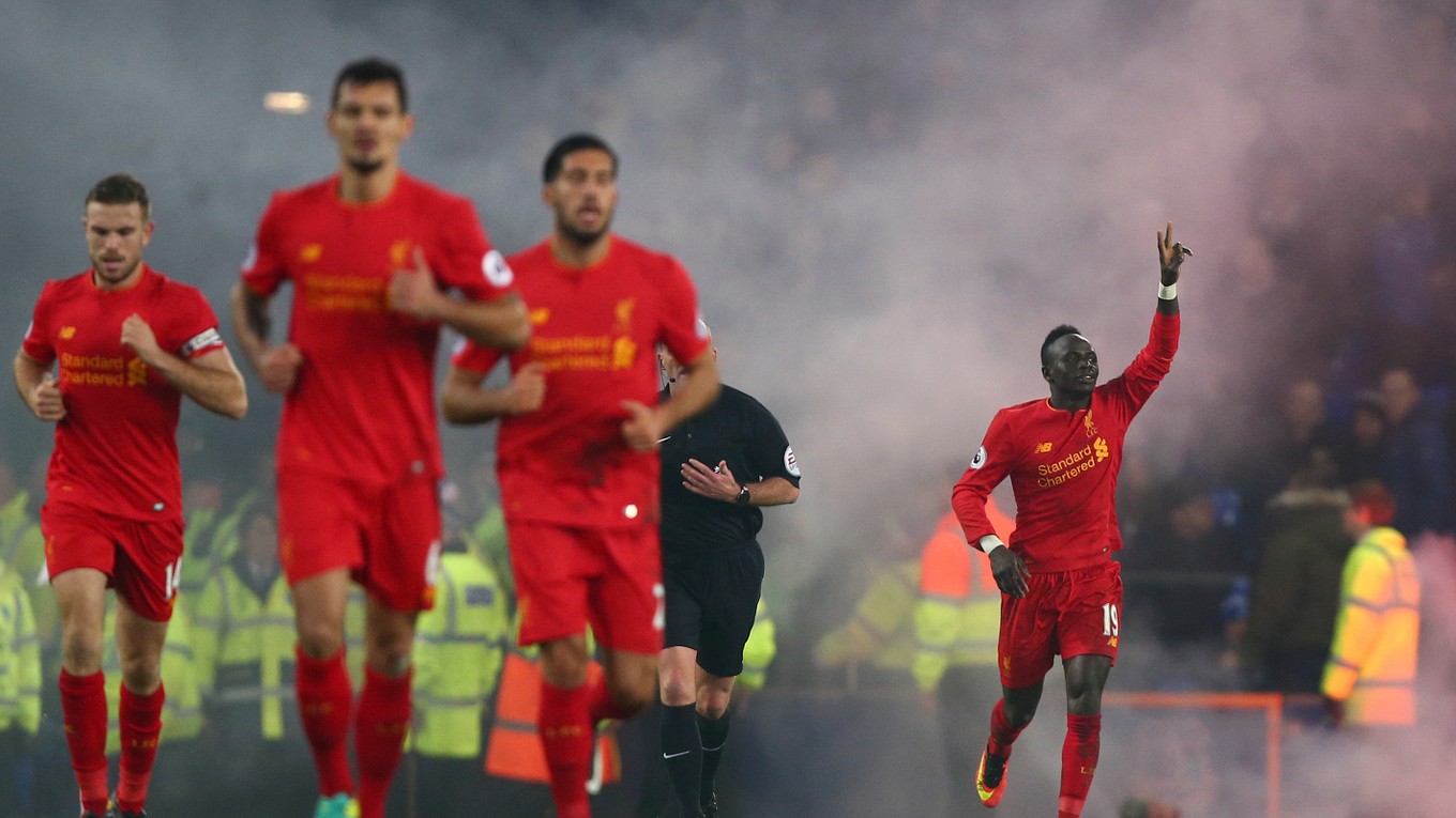 Liverpool oslavuje víťazný gól Sadia Maného (vpravo).
