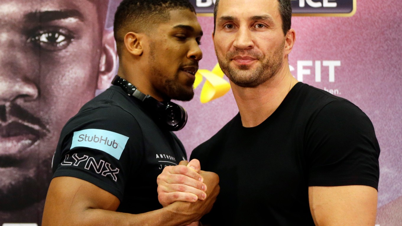 Vladimir Kličko (vpravo) a Anthony Joshua - na súboj týchto dvoch boxerov čaká celý svet.