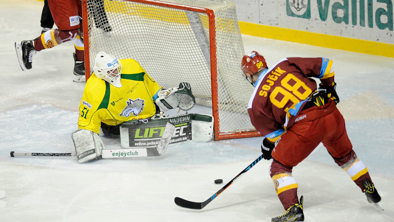 Peter Sojčík z Trenčína (vpravo) sa pokúša presadiť pred bránou Žiliny.