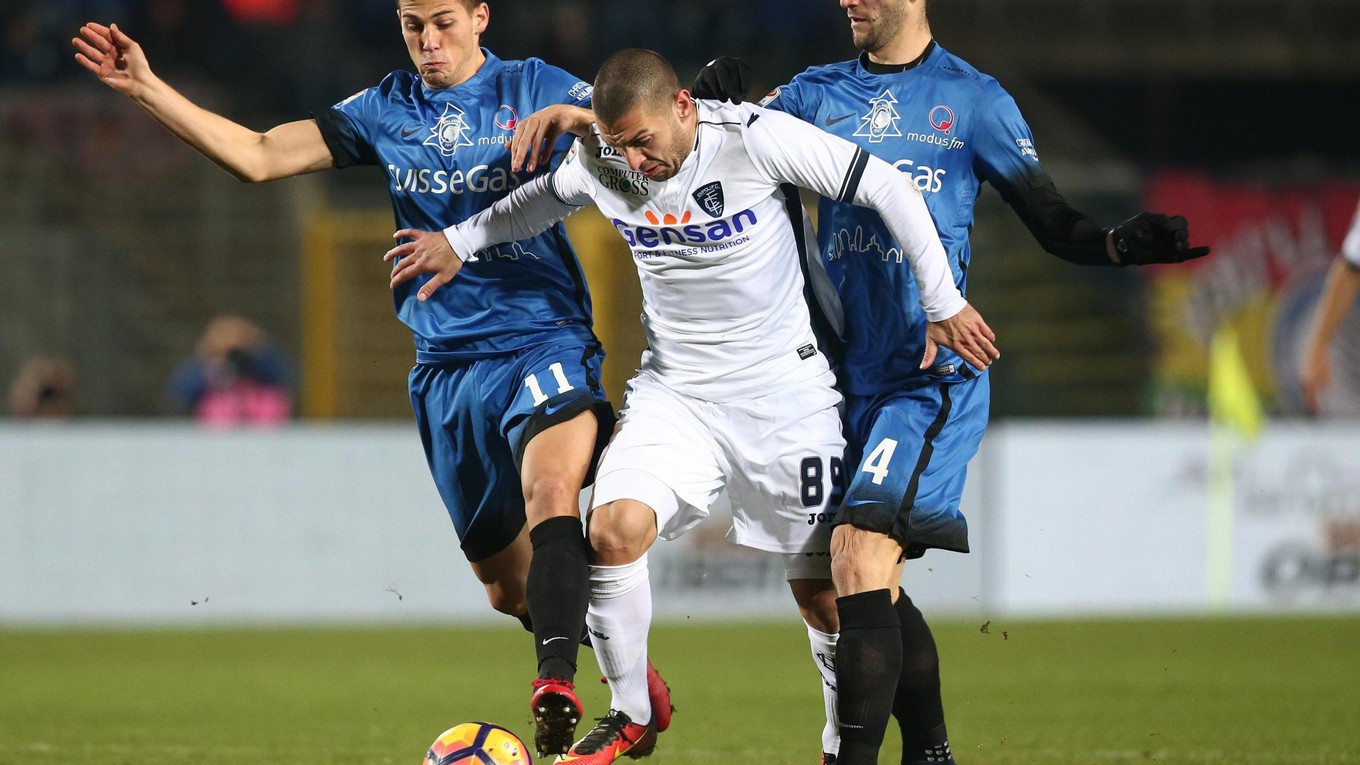 Guido Marilungo z Empoli (v strede) sa pokúša preniknúť cez dvoch hráčov Atalanty Bergamo.