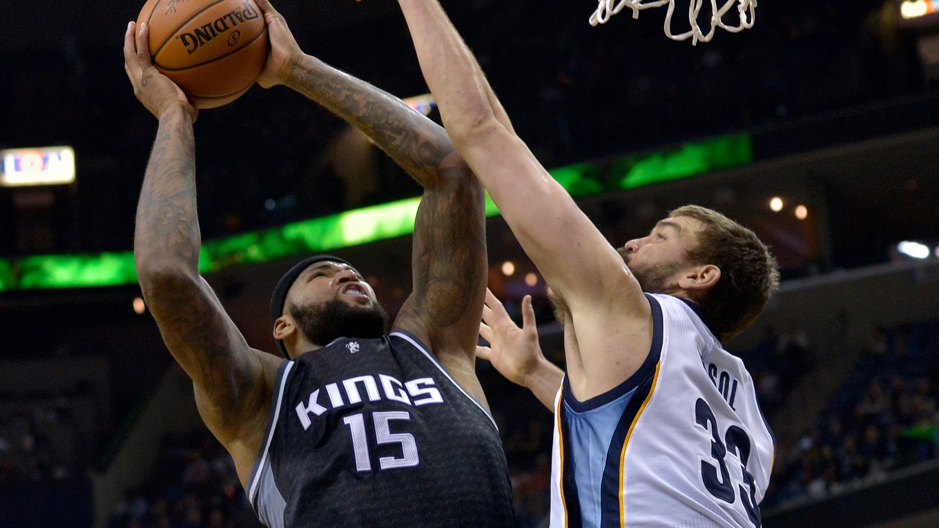 DeMarcus Cousins (vľavo) si spôsobil zbytočné problémy.