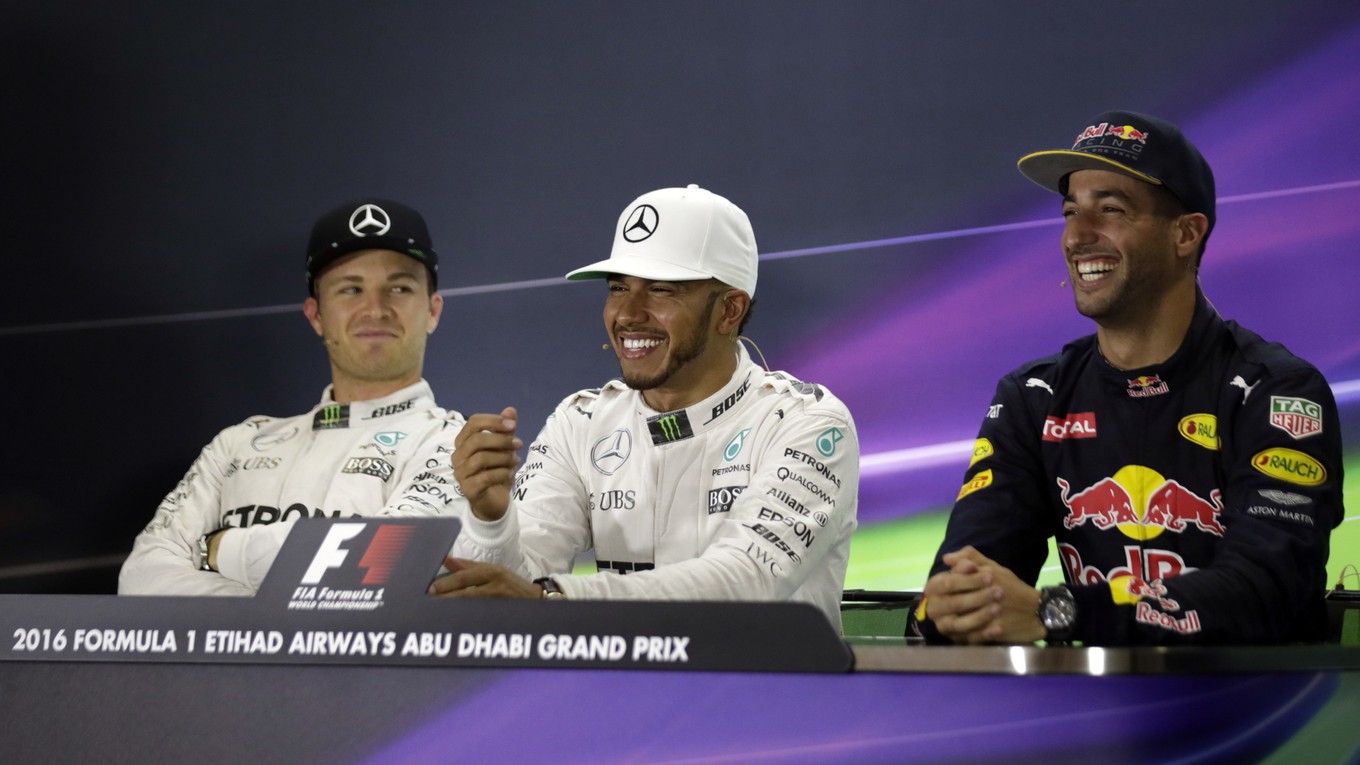 Daniel Ricciardo (vpravo) nenahradí v Mercedese Nica Rosberga (vľavo) a nestane sa tímovým kolegom Lewisa Hamiltona (v strede).