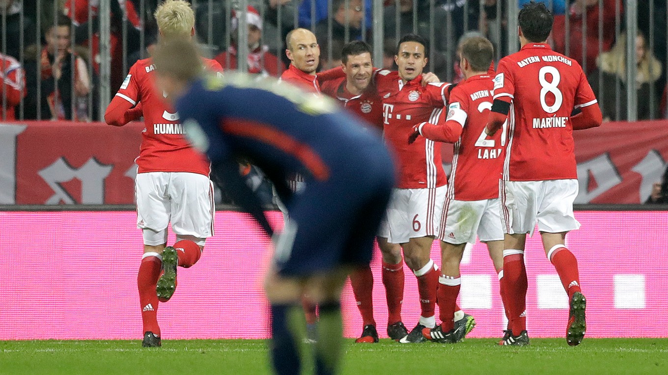 Hráči Bayernu hrajú skvelo a vedú o tri góly.