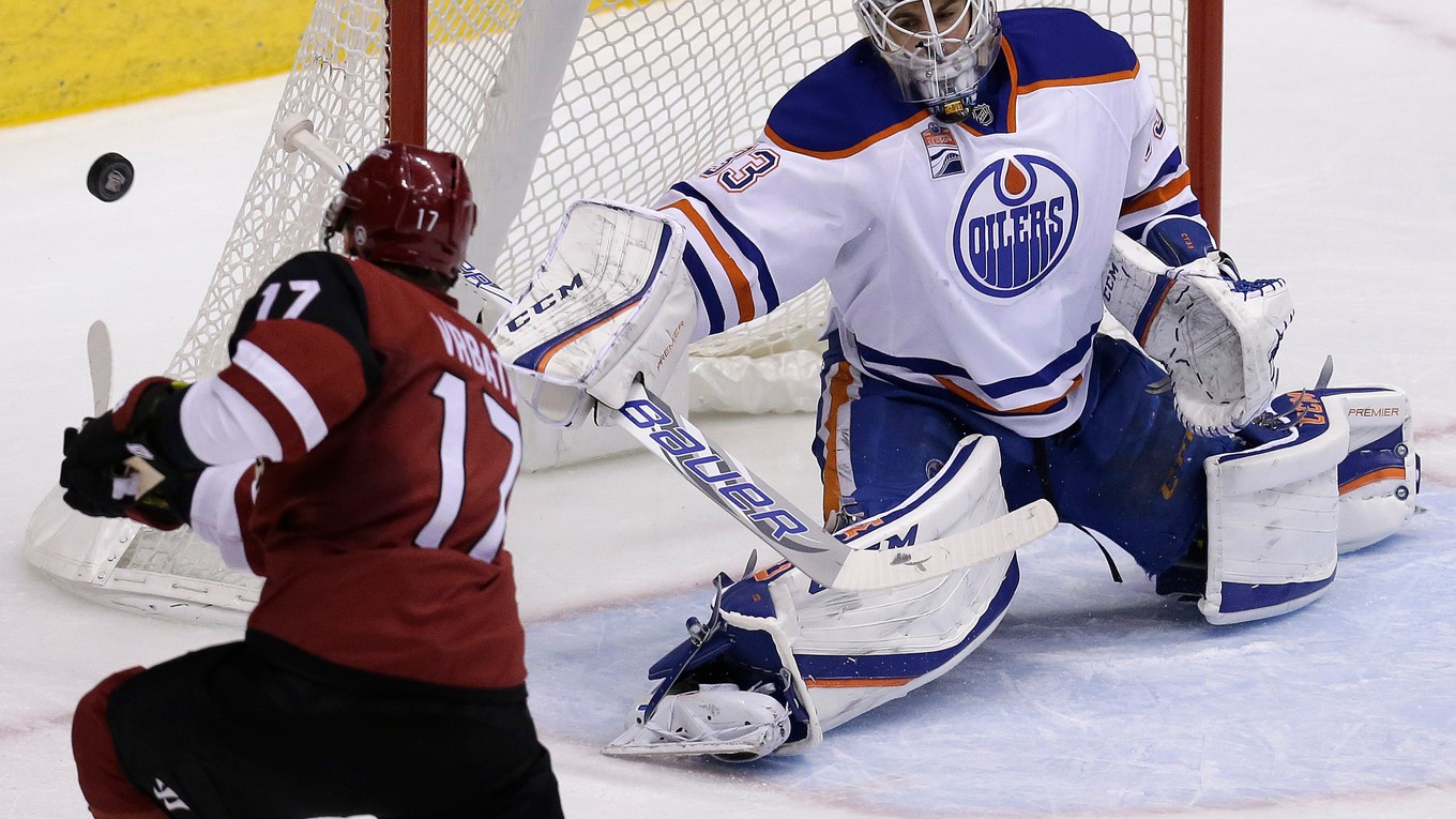 Brankár Edmontonu Cam Talbot zasahuje pri šanci Radima Vrbatu z Arizony. 