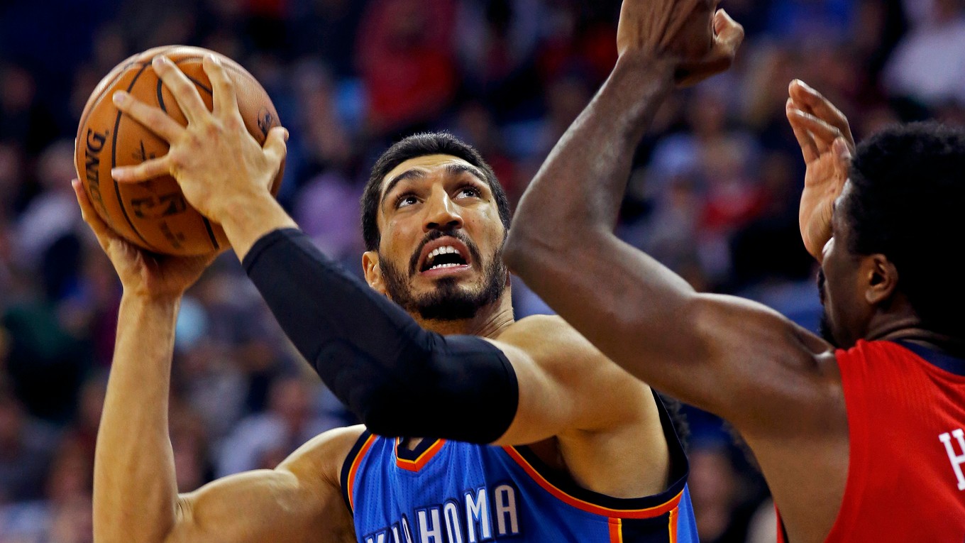 Enes Kanter z Oklahomy (vľavo) sa pokúša vystreliť cez brániaceho Solomona Hilla.