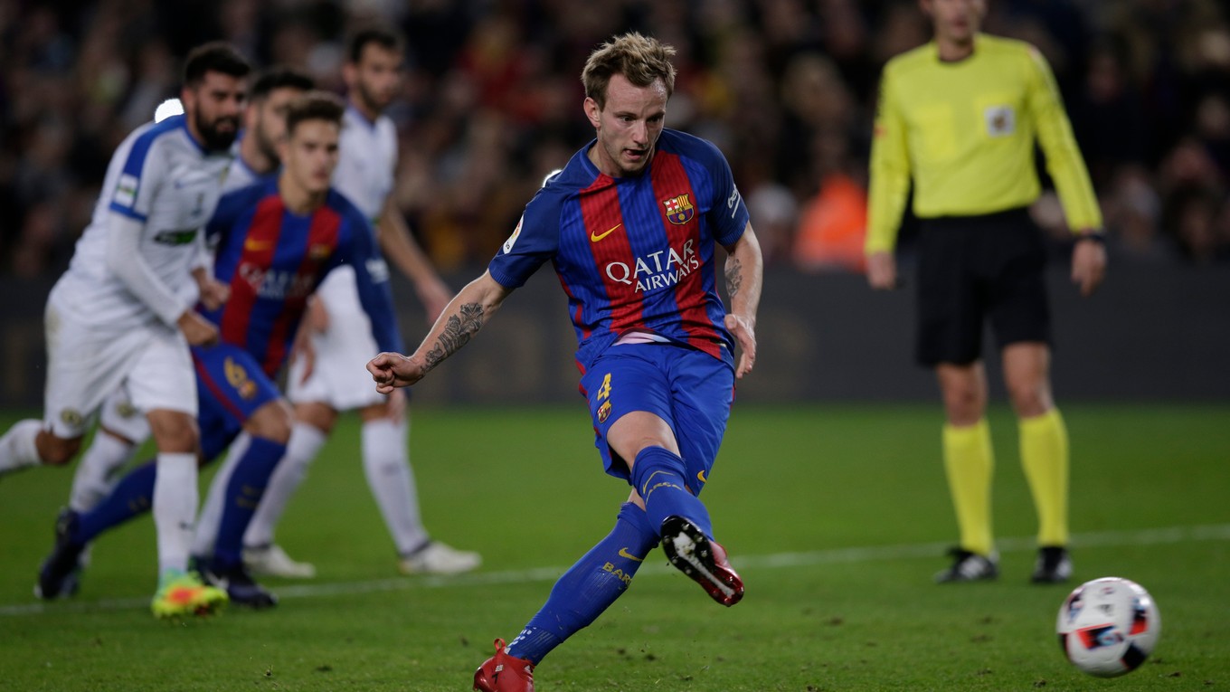 Ivan Krkič z FC Barcelona skóruje z pokutového kopu do siete Hérculesu.
