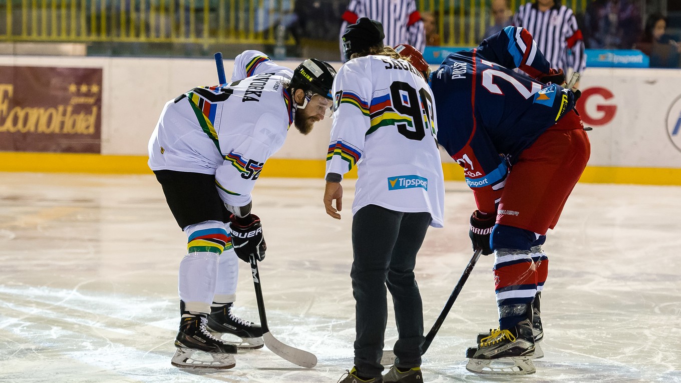 Peter Sagan hodil úvodné buly zápasu Žilina - Zvolen.