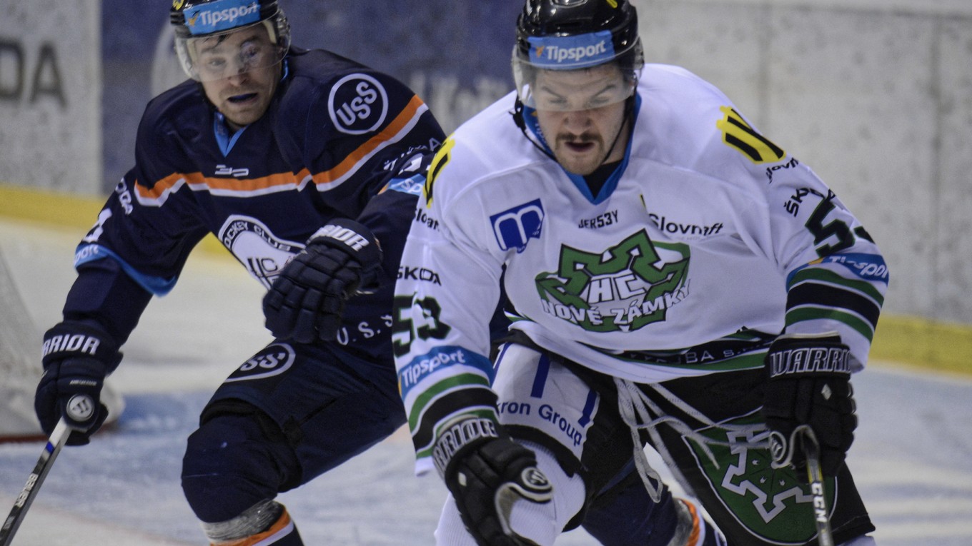 O puk bojujú Jake Cardwell (vpravo) z Nových Zámkov a Ondřej Šmach.