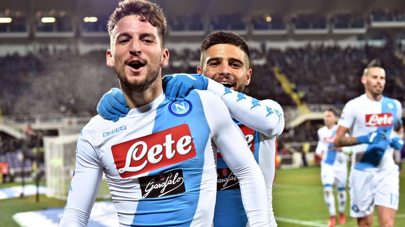 Dries Mertens (vľavo) oslavuje svoj gól so spoluhráčom Lorenzom Insignem.