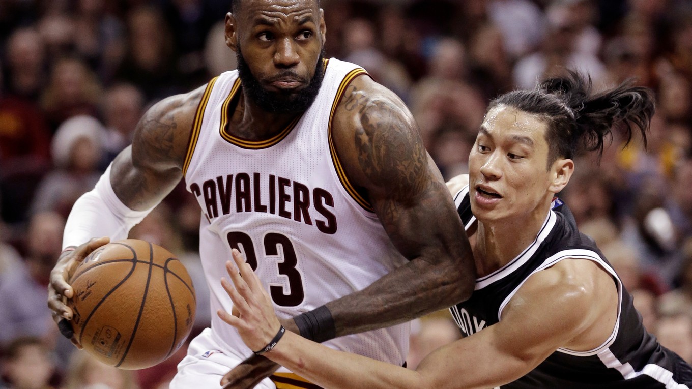 LeBron James (vľavo).