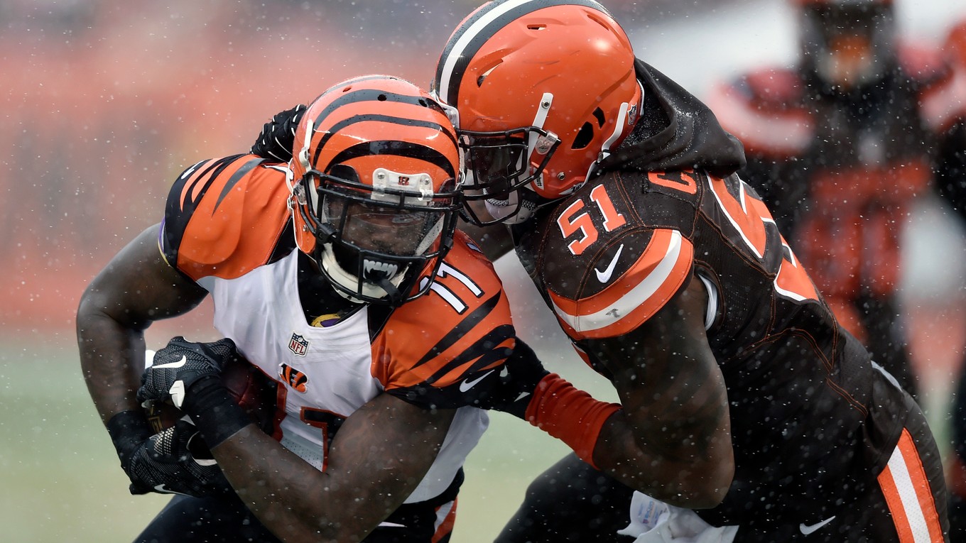 Hráči Clevelandu Browns (v tmavom) vyhrali prvý raz v sezóne.