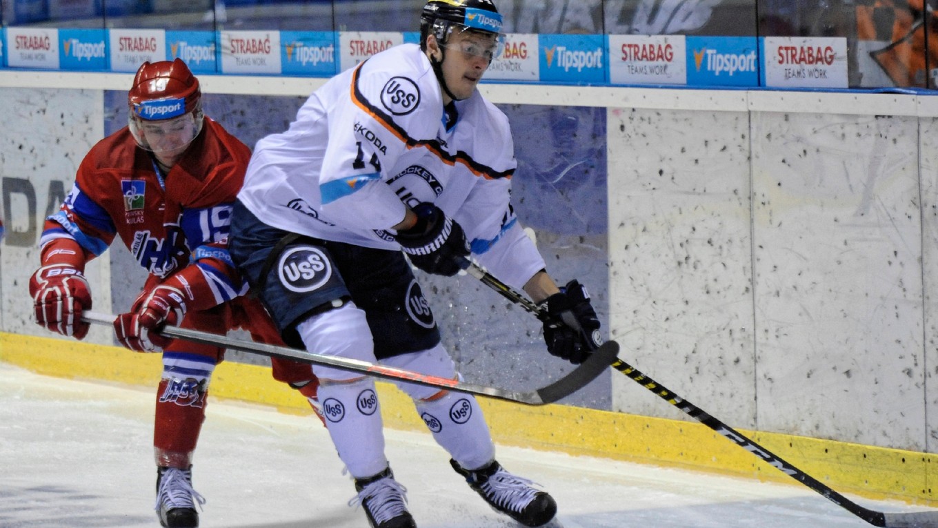 Matúš Sukeľ (vľavo) z Liptovského Mikuláša sa pokúša odzbrojiť od puku Tomáša Hričinu z HC Košice.