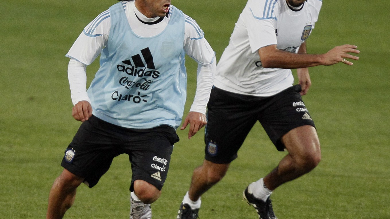 Juan Sebastian Verón (vpravo).