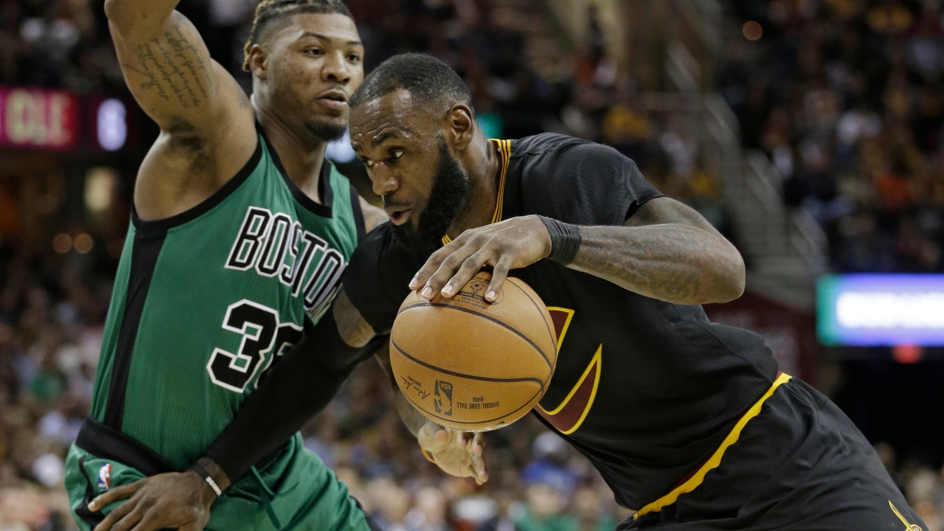 LeBron James (vpravo) bol veľmi kritický k svojmu výkonu.