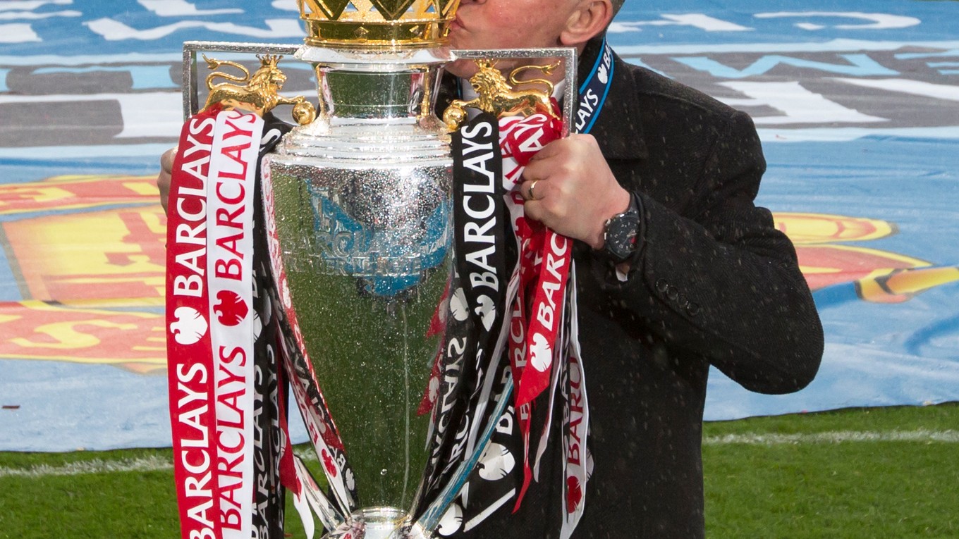 Alex Ferguson bozkáva trofej za triumf v Premier League v sezóne 2012/2013.
